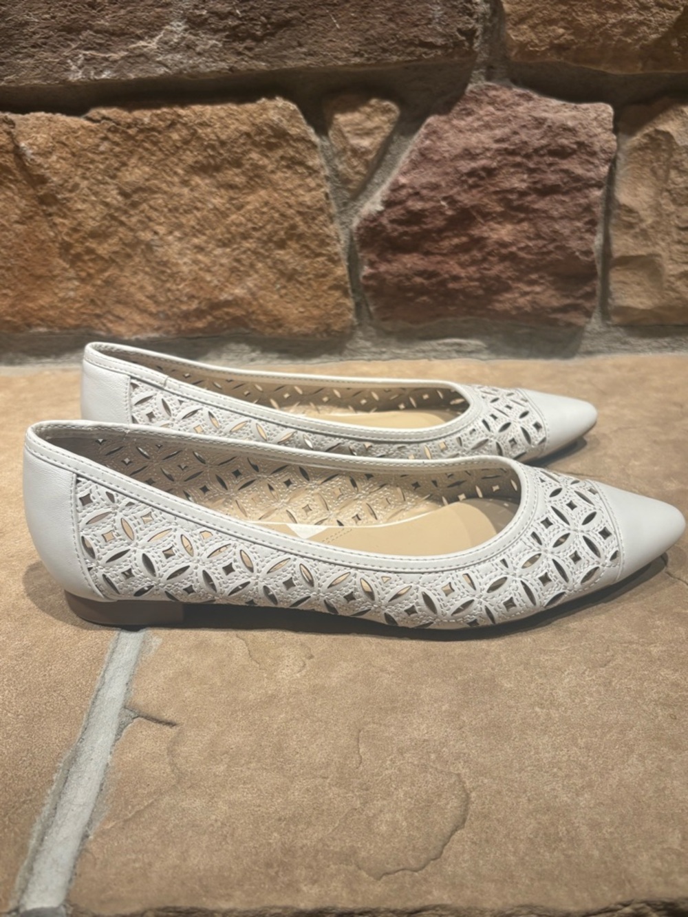 NWOT Adrienne Vittadini White Laser-Cut Pointed Toe Flats - Picture 4 of 9